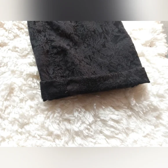 NWOT Simply Vera by Vera Wang woman's size 8 black floral pattern denim capris - Picture 3 of 7